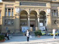 国立中央図書館　Biblioteca Nazionale Centrale 前での幸です。